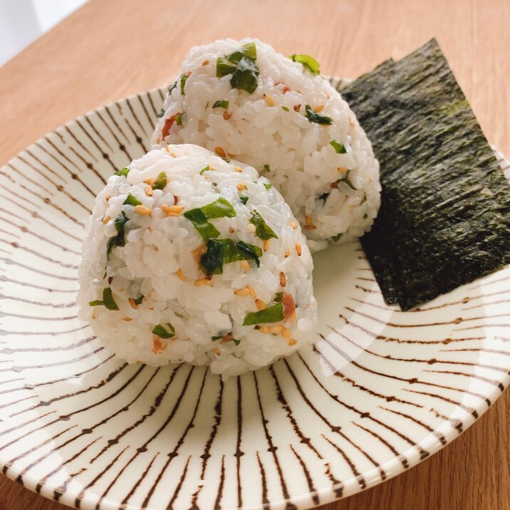 おにぎりの素いらず！食感楽しい☆梅わかめおにぎり